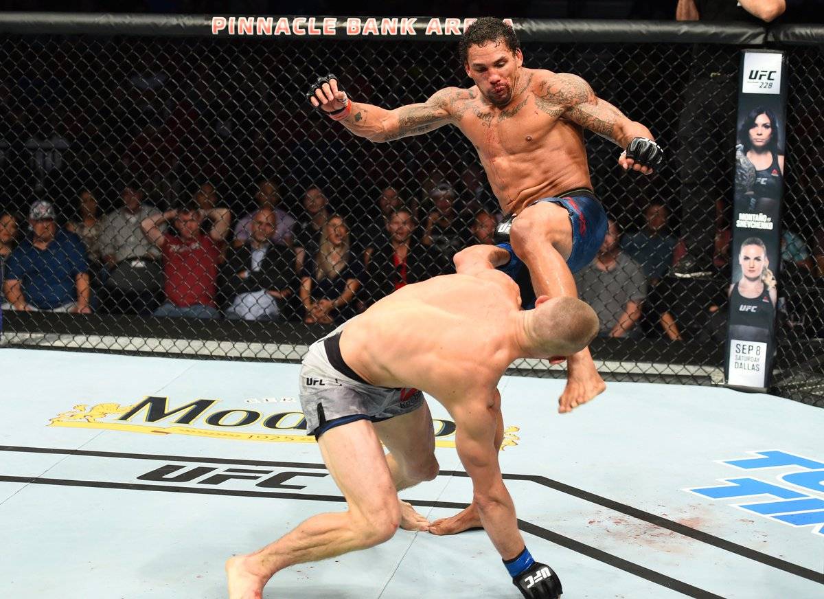 Жуткое зрелище. Вот как бывает, когда ты считаешь себя Месси, а голову соперника футбольным мячом