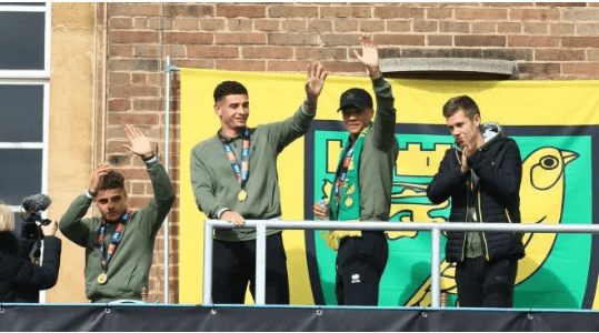 Игроки «Норвича» были вынуждены толкать автобус во время чемпионского парада 