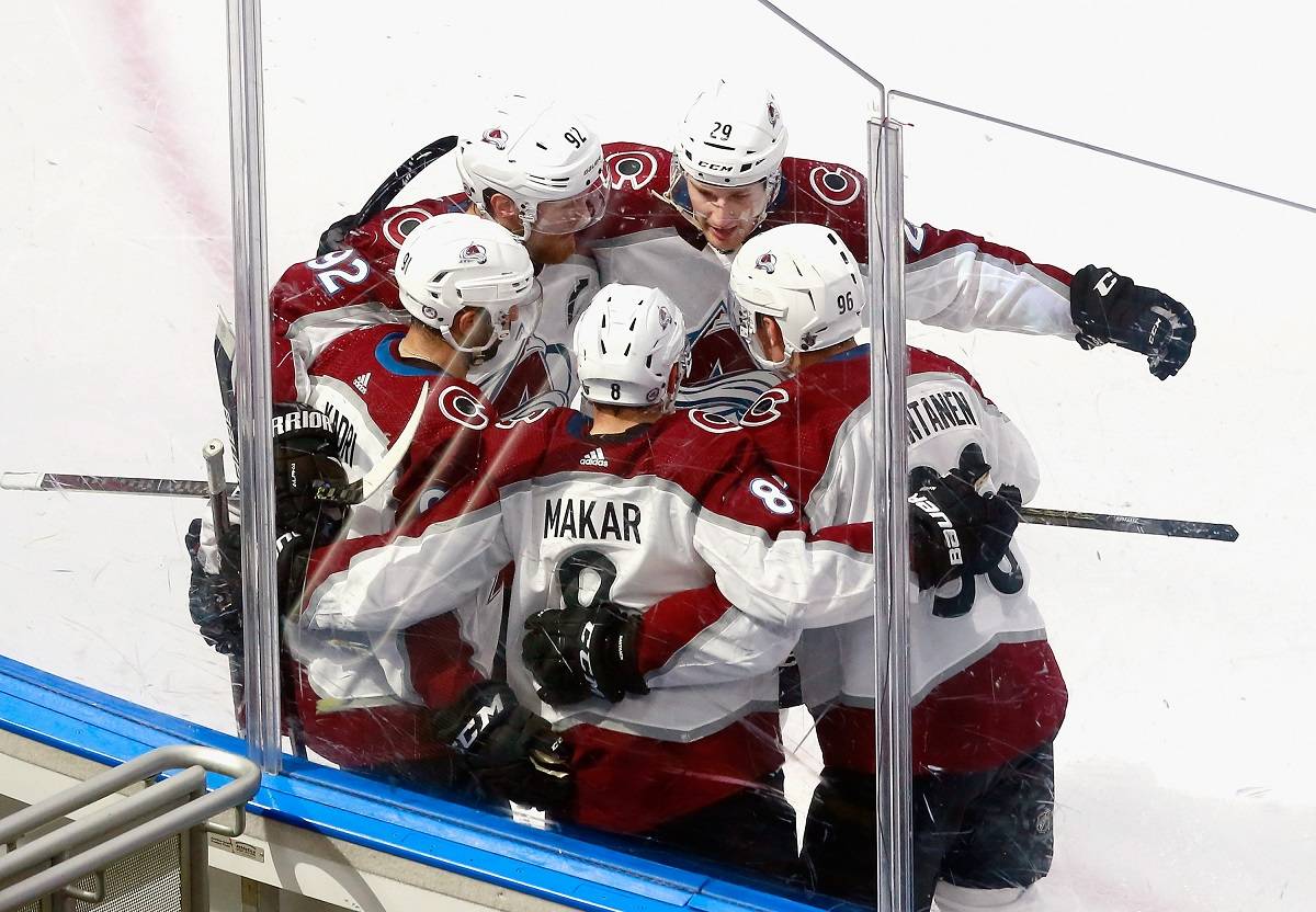 «Колорадо» оформил одну из крупнейших побед в плей-офф, «Бостон» увеличил отрыв от «Каролины»