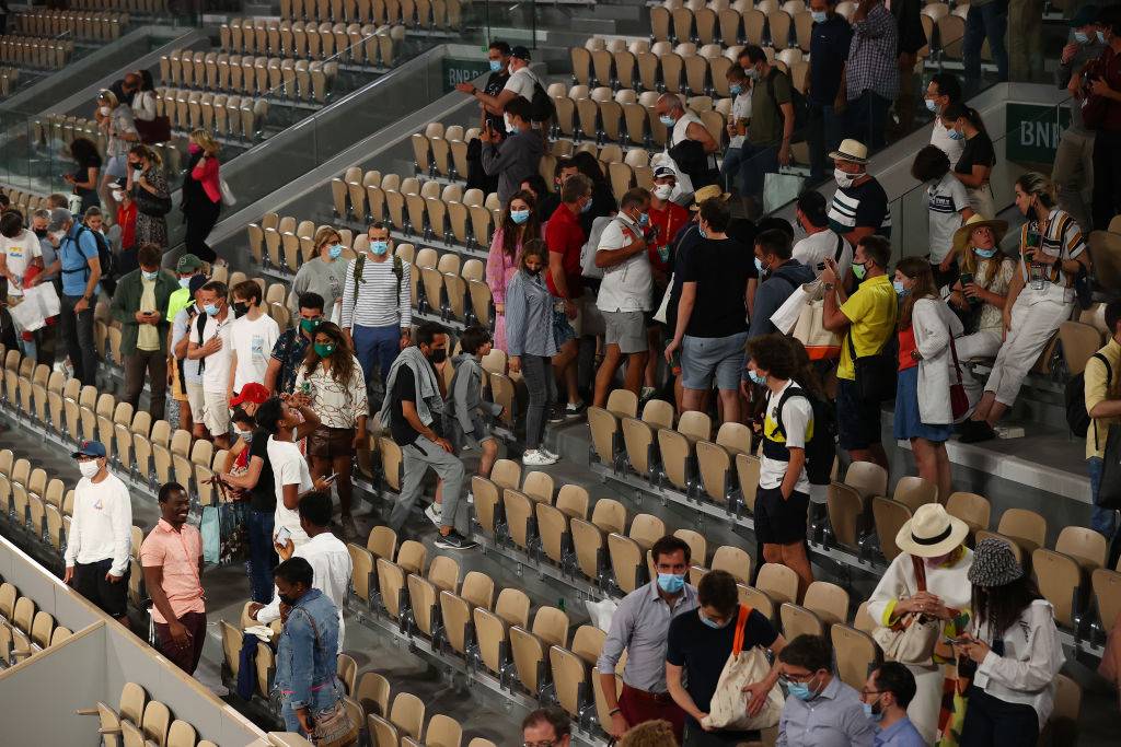 « Ми нікуди не підемо! » Глядачів на Roland Garros довелося виганяти з трибун через комендантську години, деякі ховалися
