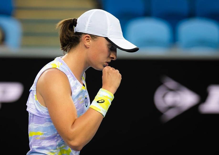Швентек не без проблем вышла в четвертьфинал Australian Open