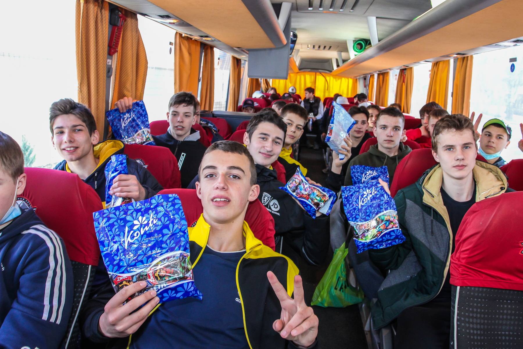 Фонд Бориса Колесникова організував для учасників Junior Hockey Cup екскурсію на фабрику « Конті »