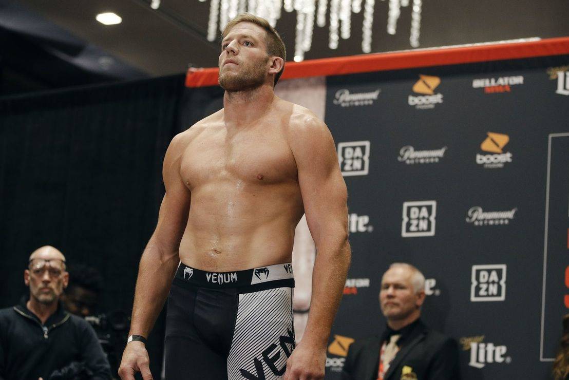 Суперзвезда WWE после дебюта в MMA продолжит драться в клетке