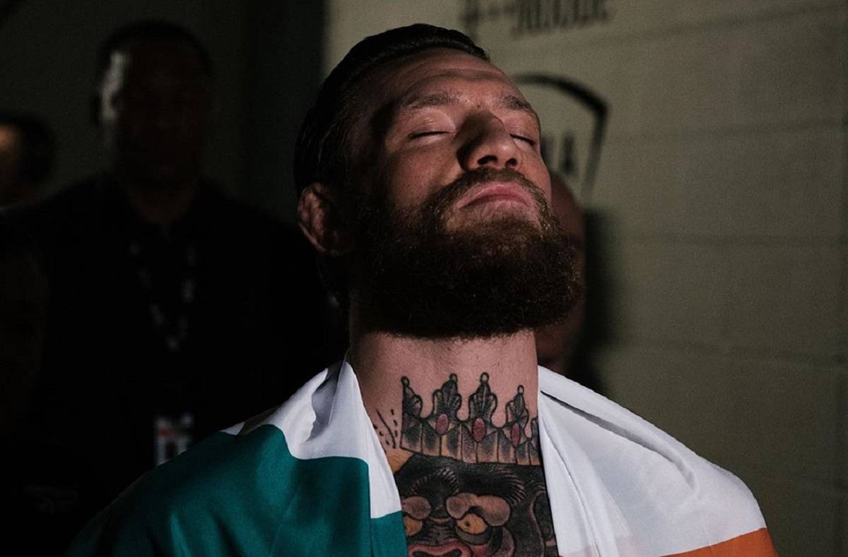 Макгрегор поддерживает форму под присмотром отца, сына и пса