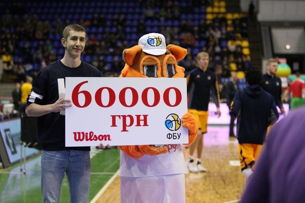 Украинский болельщик выиграл 60 тысяч гривен броском с центра площадки. Видео