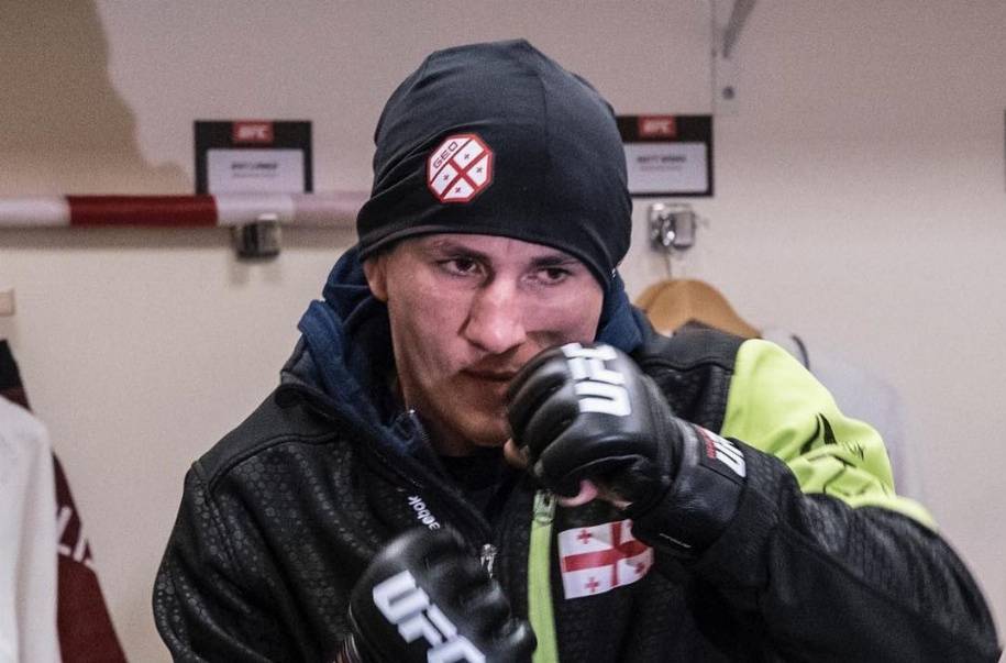 Бойца UFC пришлось госпитализировать после купания в замерзшем пруду