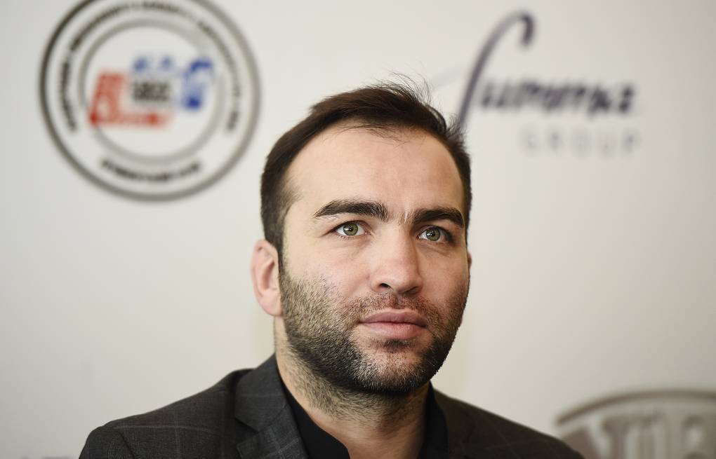Російський промоутер: « Фаворитом буду вважати Джошуа, але всією душею вболіваю за Сашу. Саша, вперед »