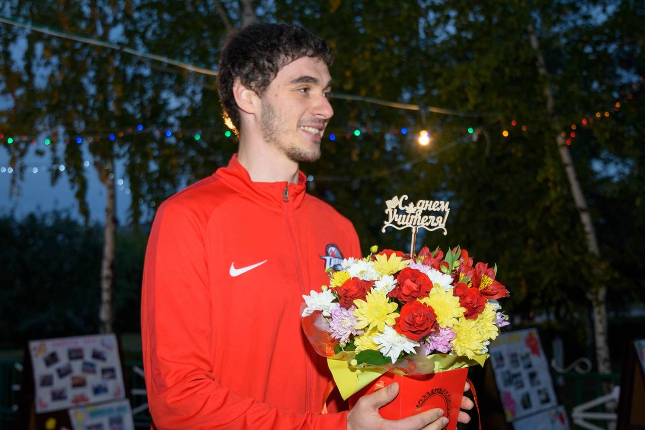 «Донбасс» и Фонд Бориса Колесникова поздравили Срибненский УВК с юбилеем