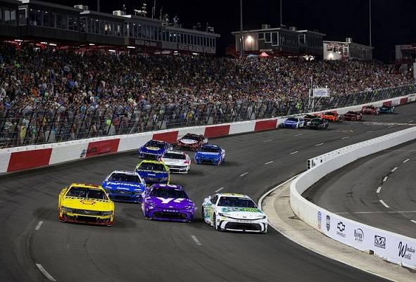 Пілоти NASCAR влаштували масову бійку після гонки