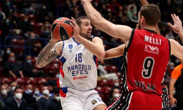 «Анадолу Эфес» разобрался с «Миланом», «Барселона» обыграла «Баварию»