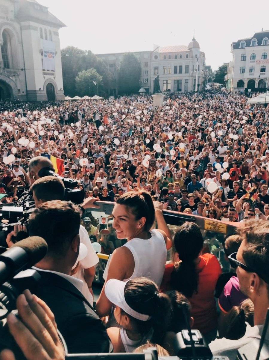 Халеп провела грандиозный парад в родном городе