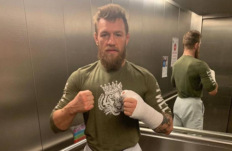 Макгрегор травмировал руку