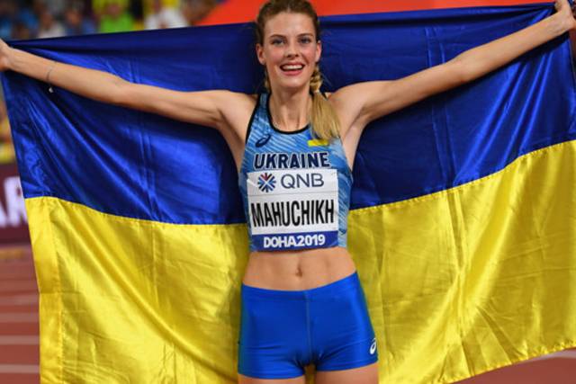 Магучих продемонструвала свої «паляниці» в обтягуючій сукні