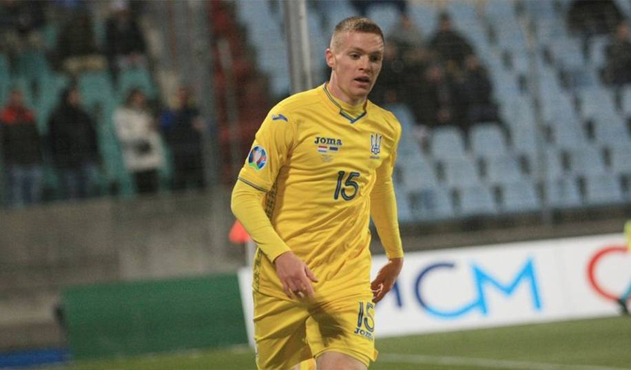Фізіотерапевт Циганкова намагається відновити гравця в розташуванні збірної України