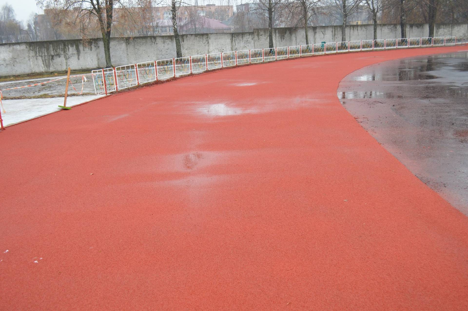 В Ровенской области провели реконструкцию стадиона, но с качеством возникли проблемы