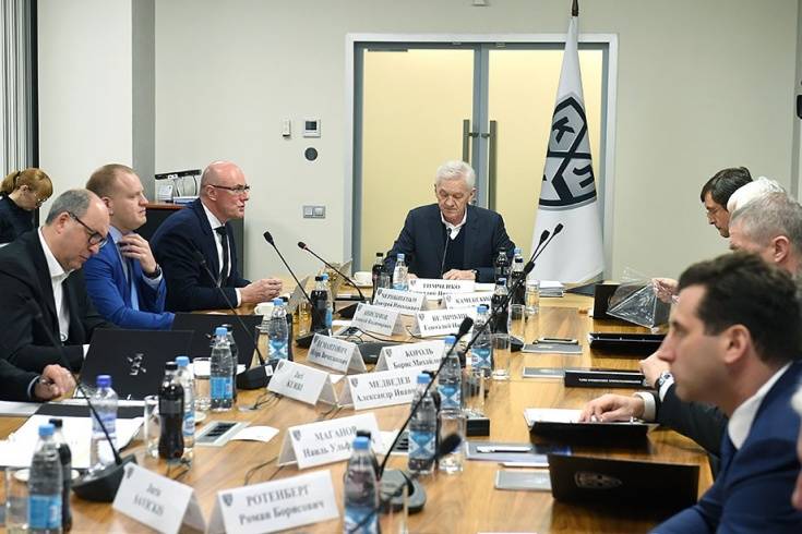 Семь клубов КХЛ будут оштрафованы за превышение потолка зарплат