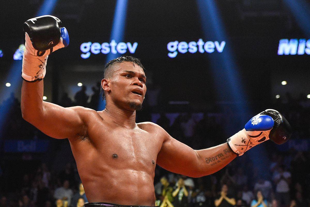 Альварес подписал контракт с Top Rank и стал ближе к Гвоздику