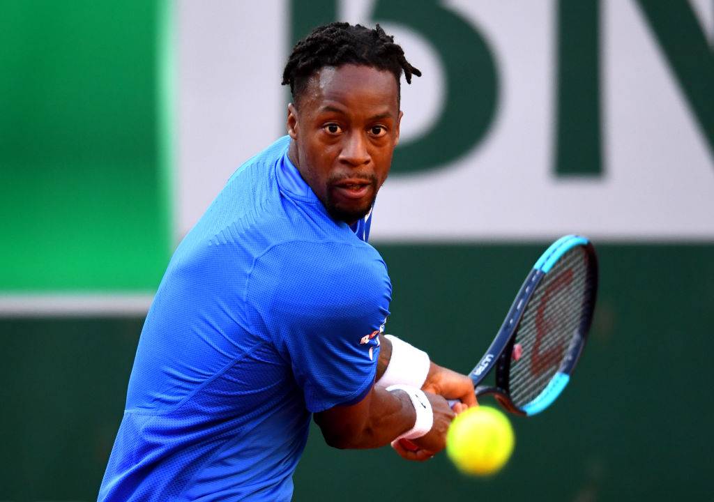 Монфис врезался в рекламный баннер во время матча на Roland Garros