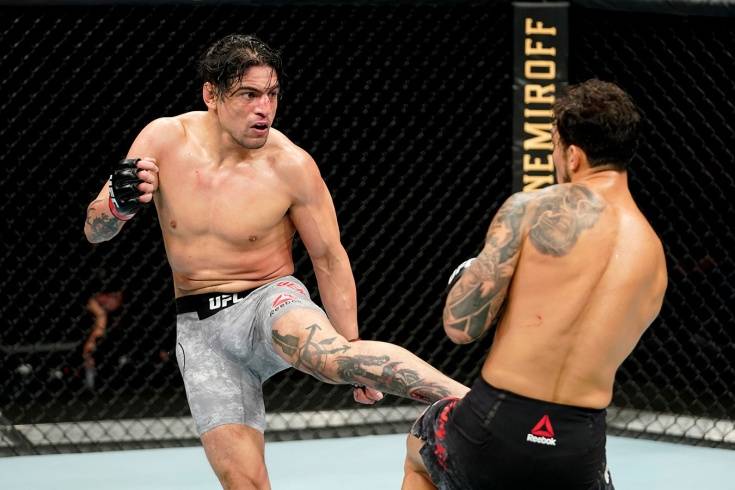 Выглядит очень страшно. Боец UFC показал глубокую рану на ноге после боя