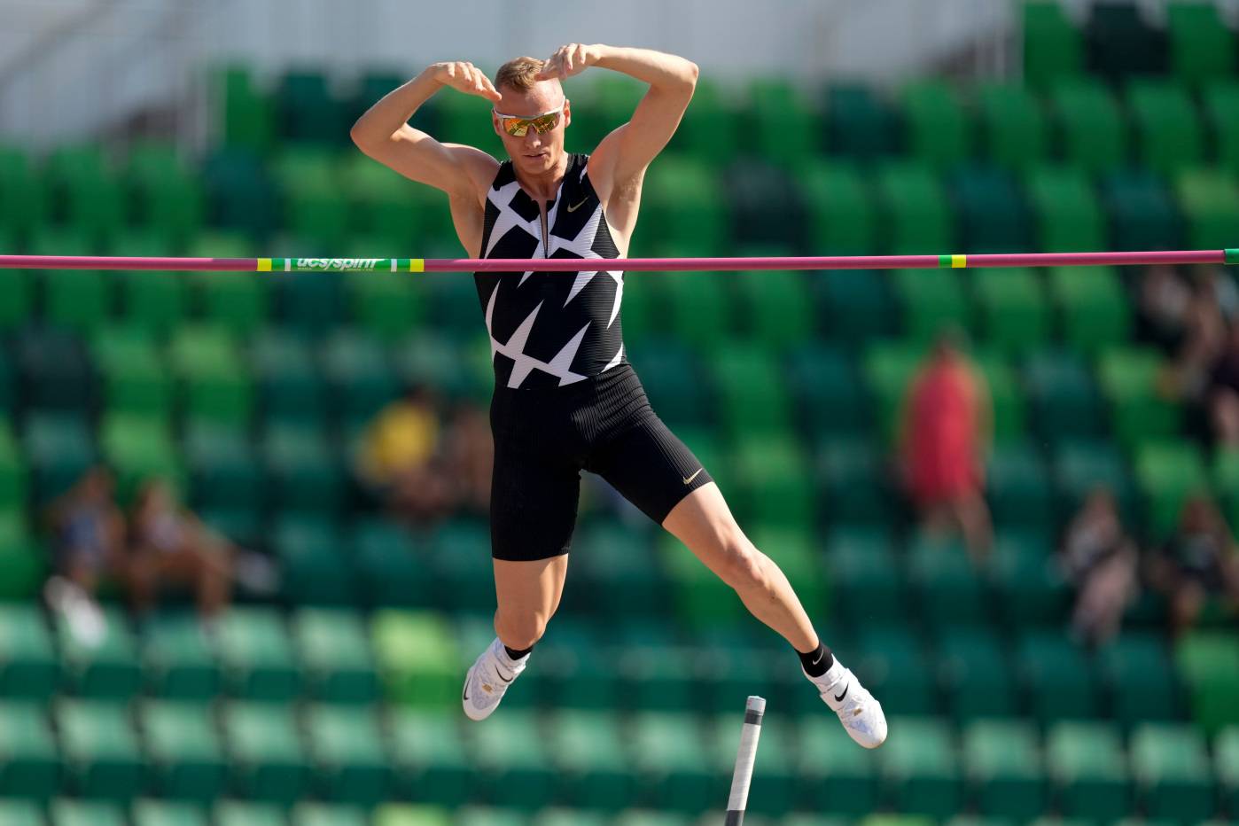 Дворазовий чемпіон світу зі стрибків з жердиною покинув Олімпіаду