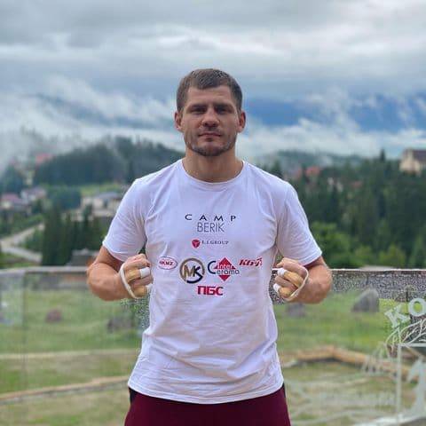 Поки в рукавичках. Беринчик в мешкогоні показав підготовку до бою на голих кулаках