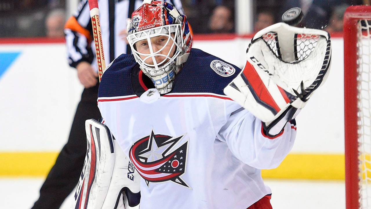 Голкипер «Коламбуса» пропустил курьезную шайбу в матче НХЛ