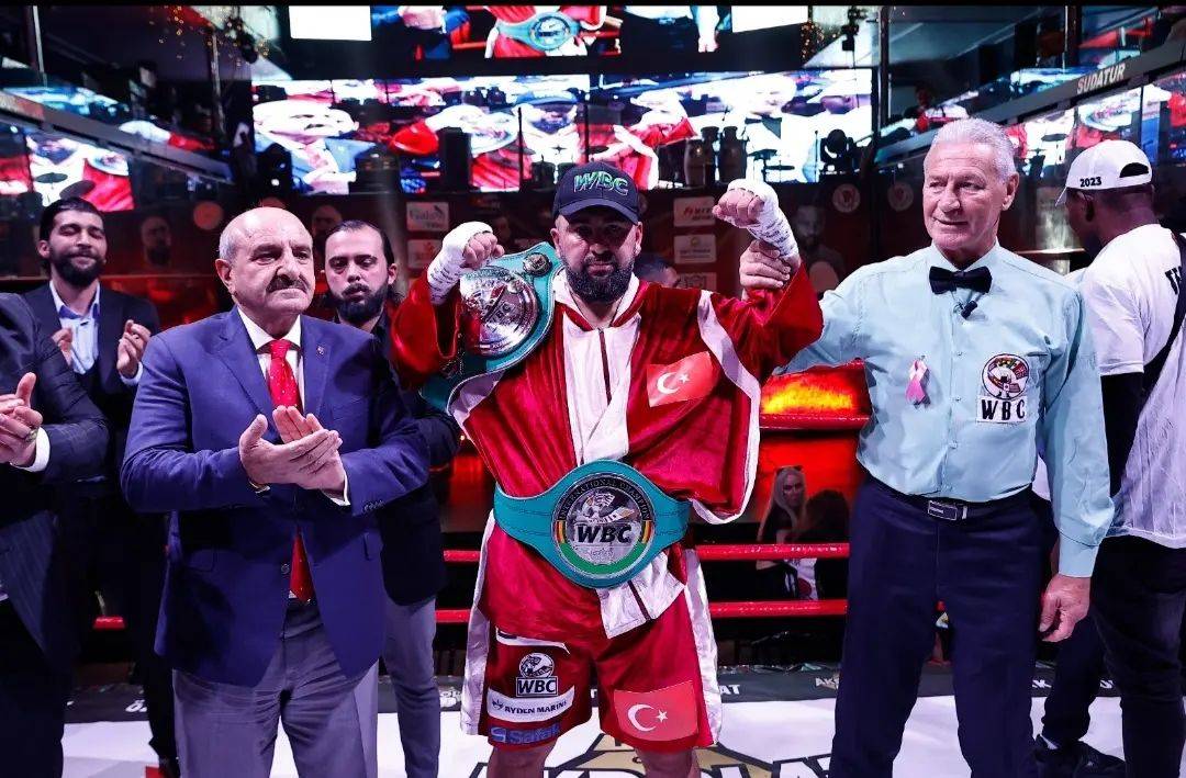 Зірковий чемпіон WBC розповів про корупцію у боксі