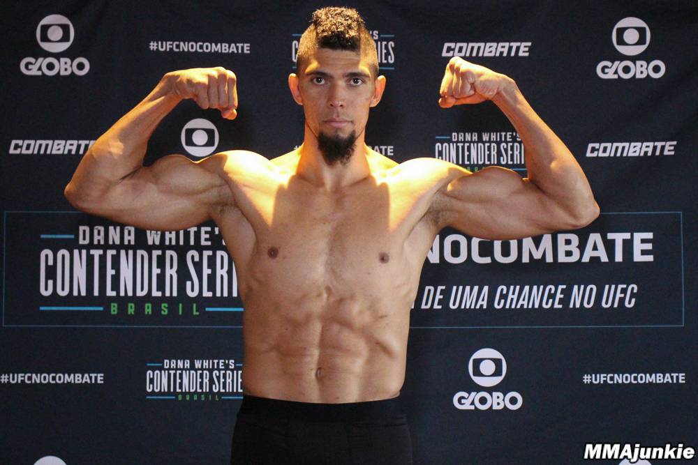 Боец UFC получил серьезную травму во время празднования победы