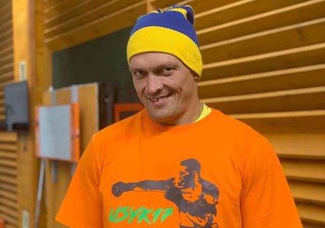 «Because». Усик объяснил, почему тренируется в носках с маркой туалетной бумаги