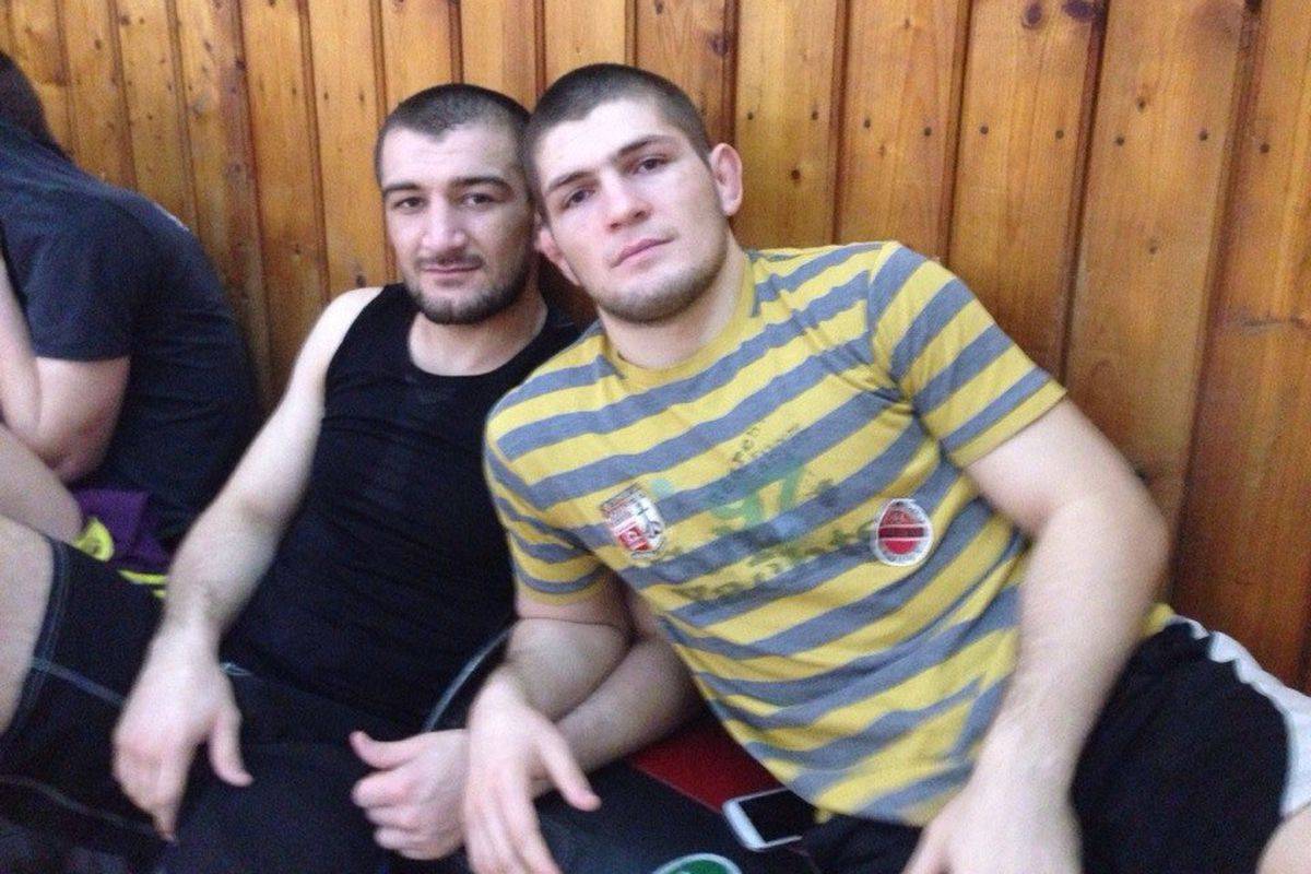 В UFC подписали контракт с братом Нурмагомедова, которого уничтожил украинец
