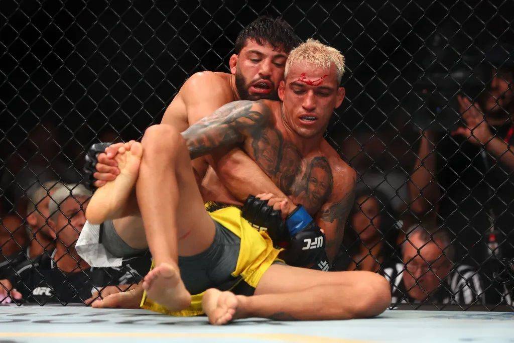 Царукян виграв у Олівейри на UFC 300