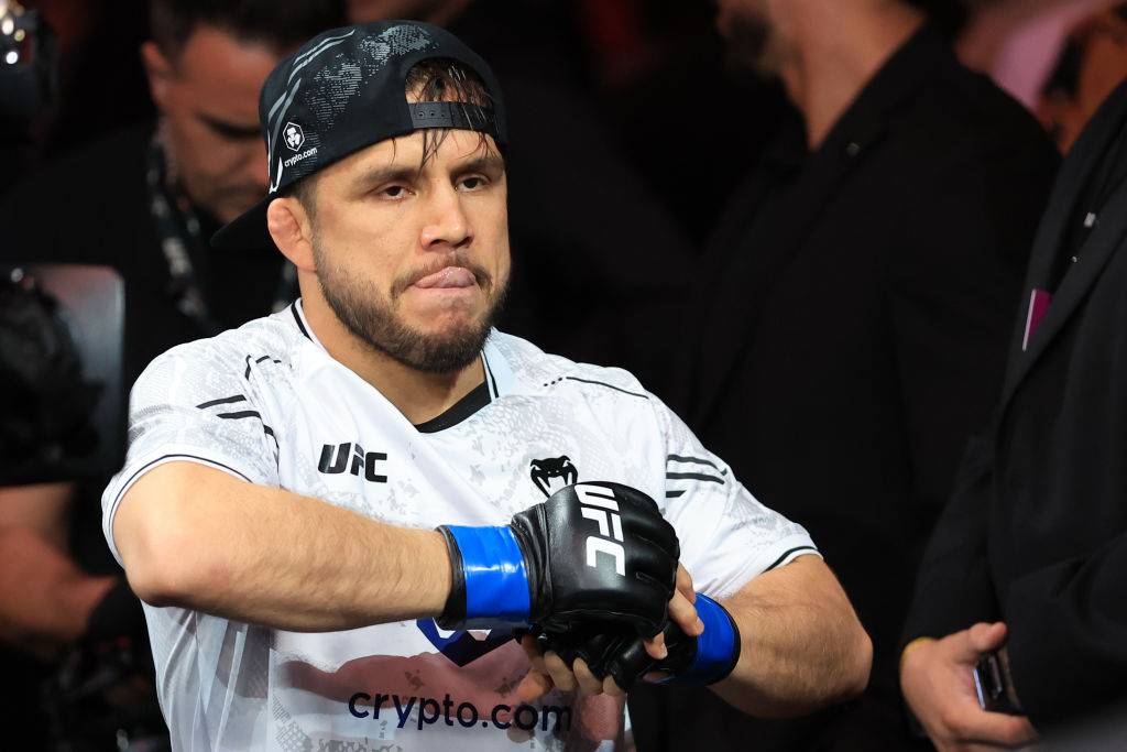 «Ему не нужно драться». Экс-чемпион UFC посоветовал Сехудо завершить карьеру
