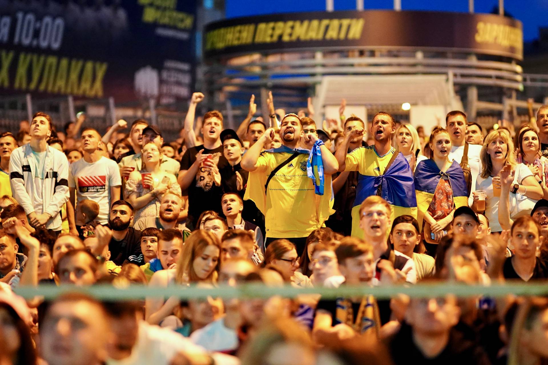 Україна в чвертьфіналі Євро! Фанати влаштували гучне свято в центрі Києва