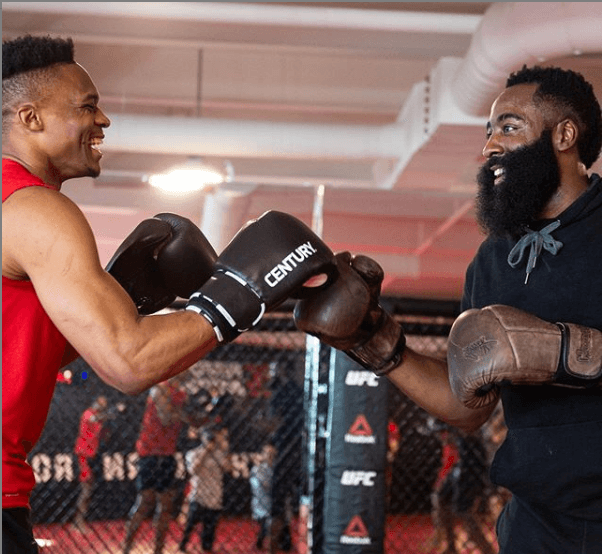 Звезды «Хьюстона» провели тренировку в Институте выступлений UFC