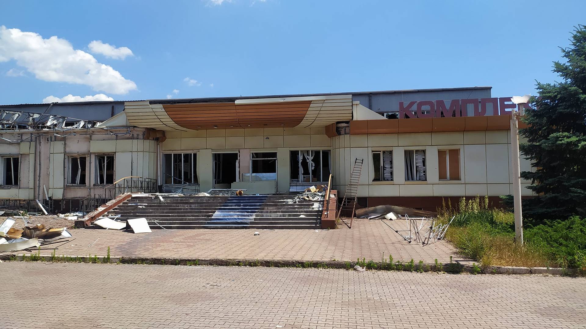 Фото зруйнованої легендарної баскетбольної арени в Маріуполі