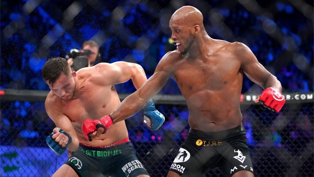 Подарунок для Амосова. Сторлі здолав Пейджа і став тимчасовим чемпіоном Bellator в напівсередній вазі
