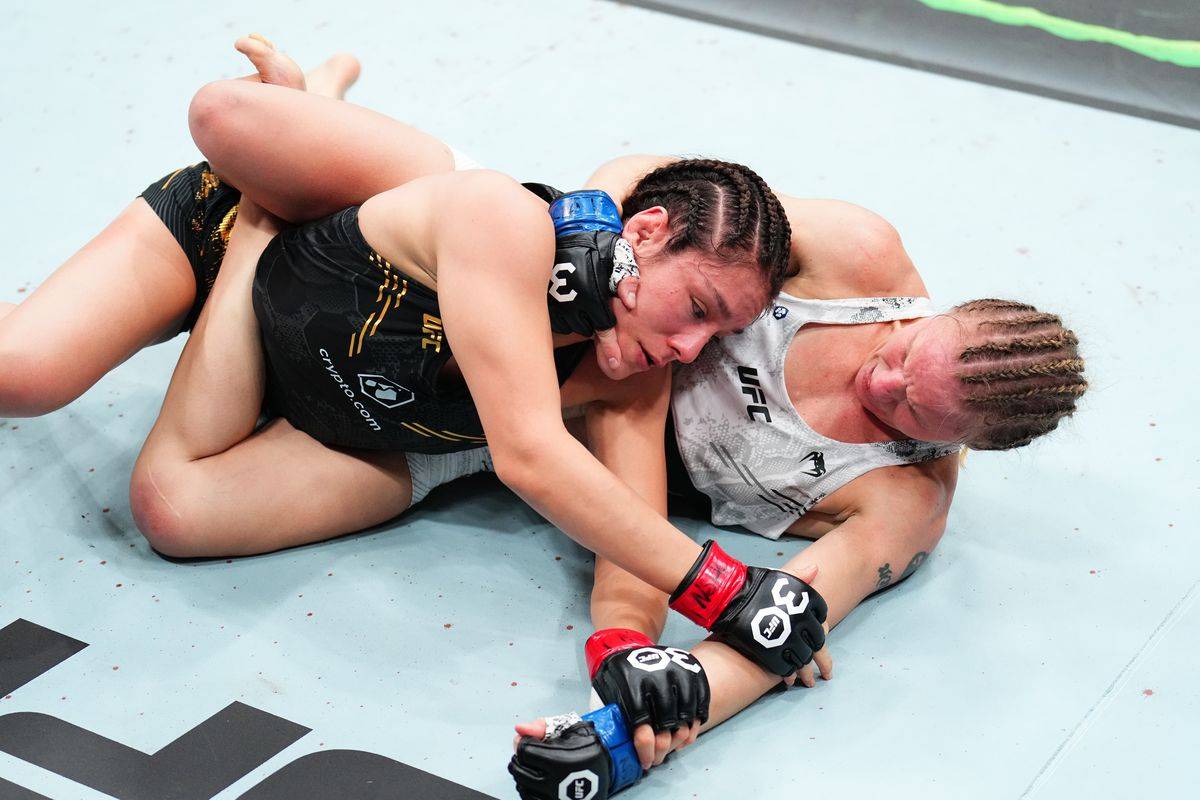 Шевченко зламала палець на початку реваншу з чемпіонкою UFC