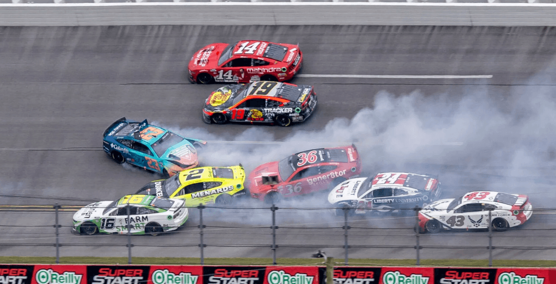 Гонка NASCAR Cup Series завершилася завалом