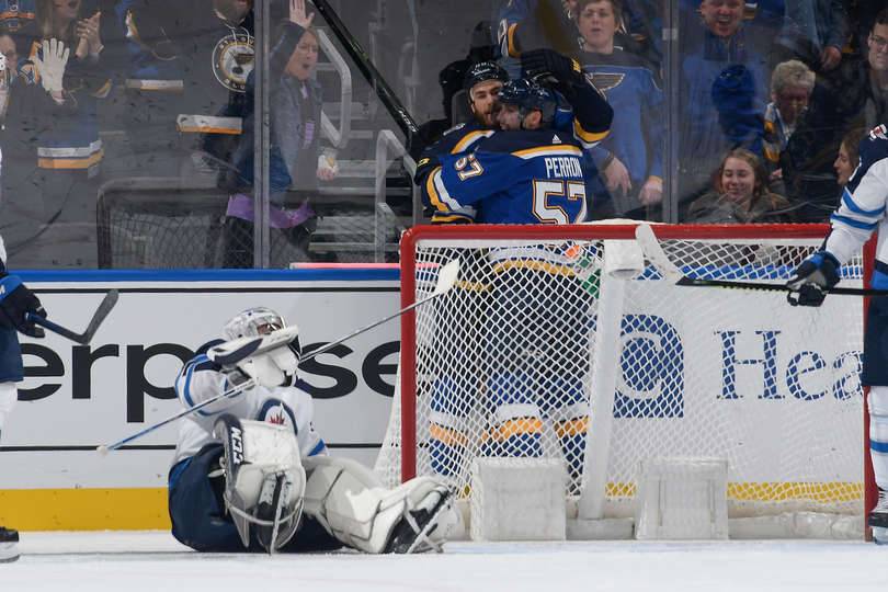 «Сент-Луис» довел победную серию до восьми матчей, «Даллас» за один период обыграл «Аризону»