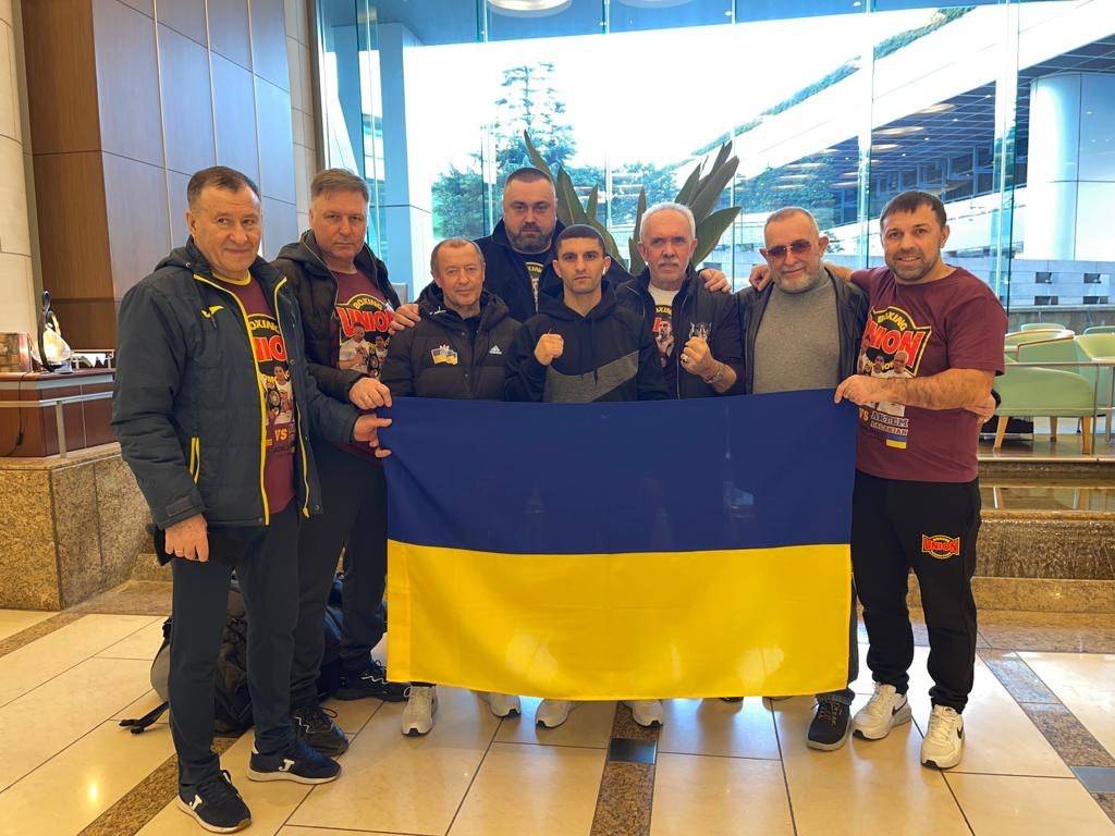 Як Далакян з командою прибули до Японії на бій – фото, відео