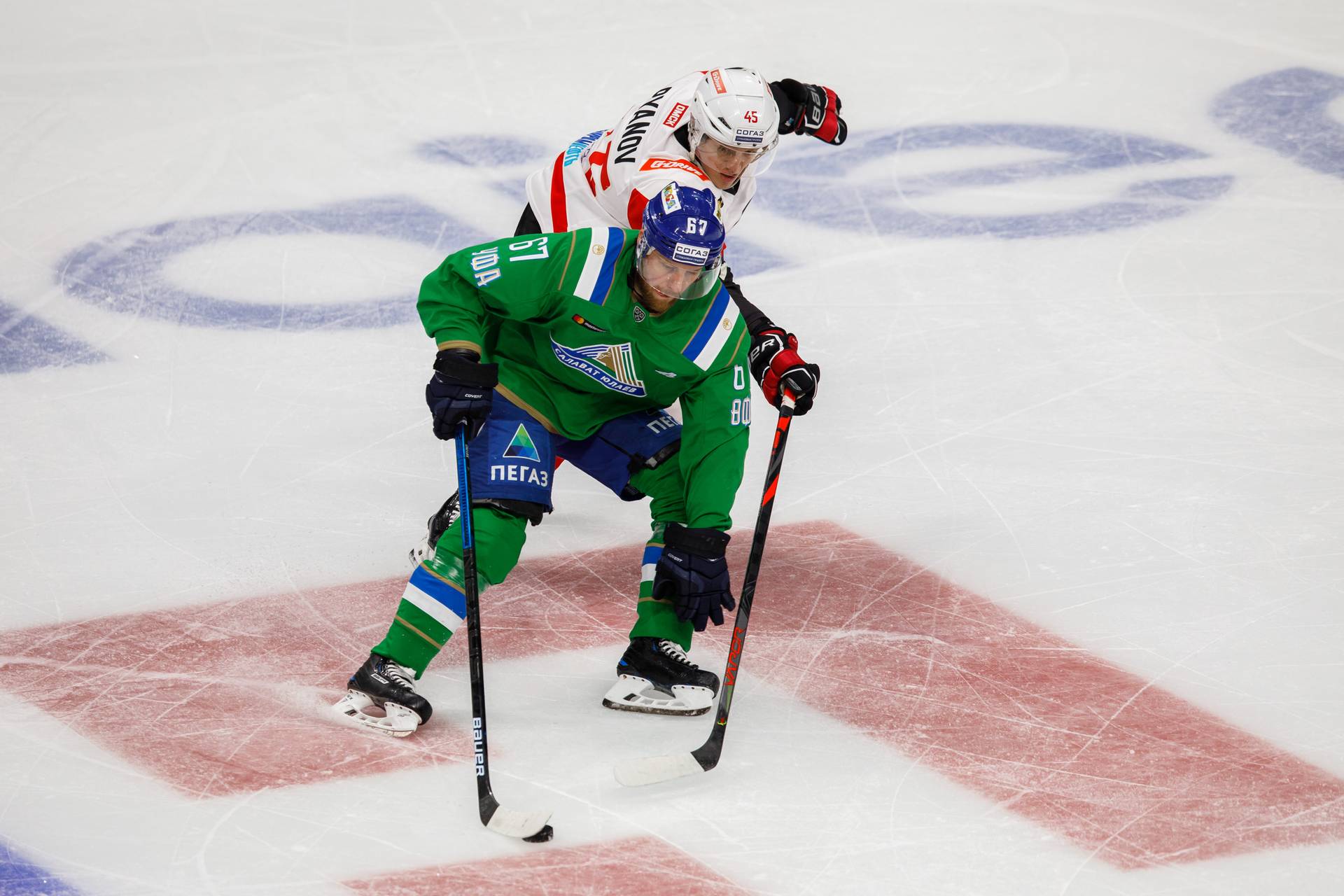 Точно хоккей? Нападающий клуба КХЛ рухнул на лед только от замаха соперника