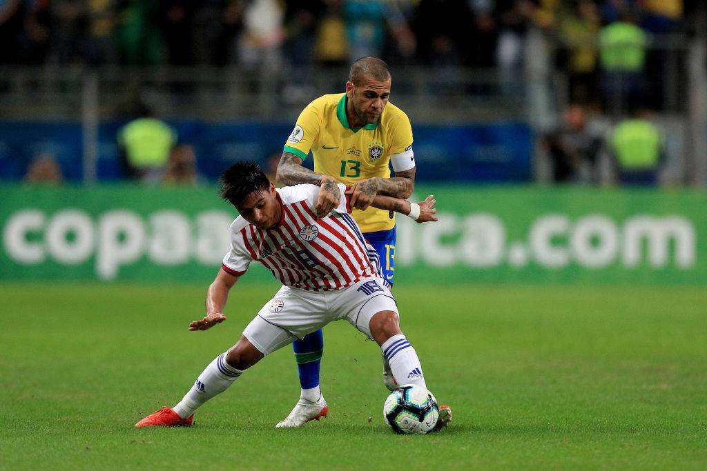 Дани Алвес пользуется спросом в АПЛ