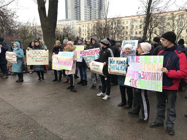 Студенты Олимпийского колледжа имени Ивана Поддубного провели митинг возле Министерства образования