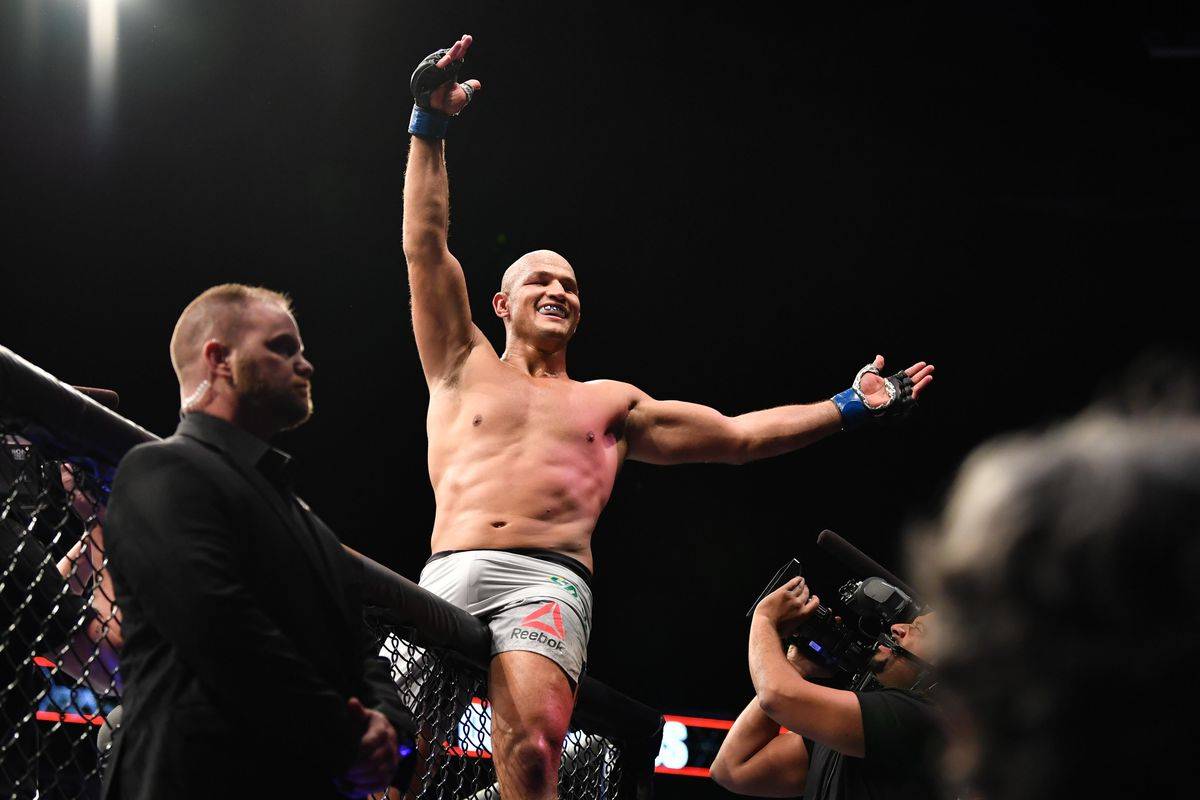 Дос Сантос хочет подраться с Нганну