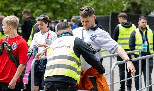 UEFA предупредил Англию о возможных санкциях за плохое поведение на Евро