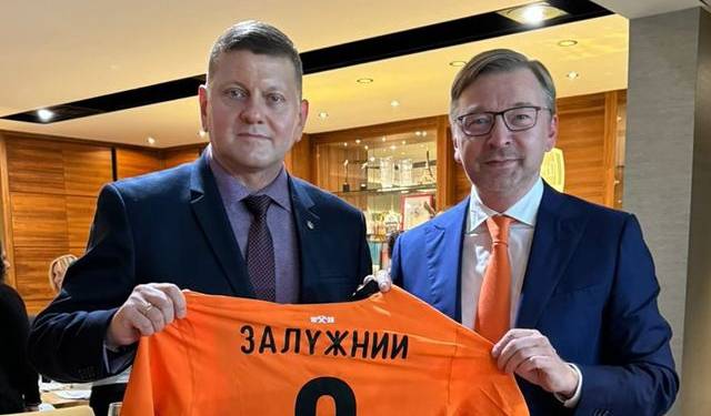 Палкин вручил Залужному именную футболку Шахтера