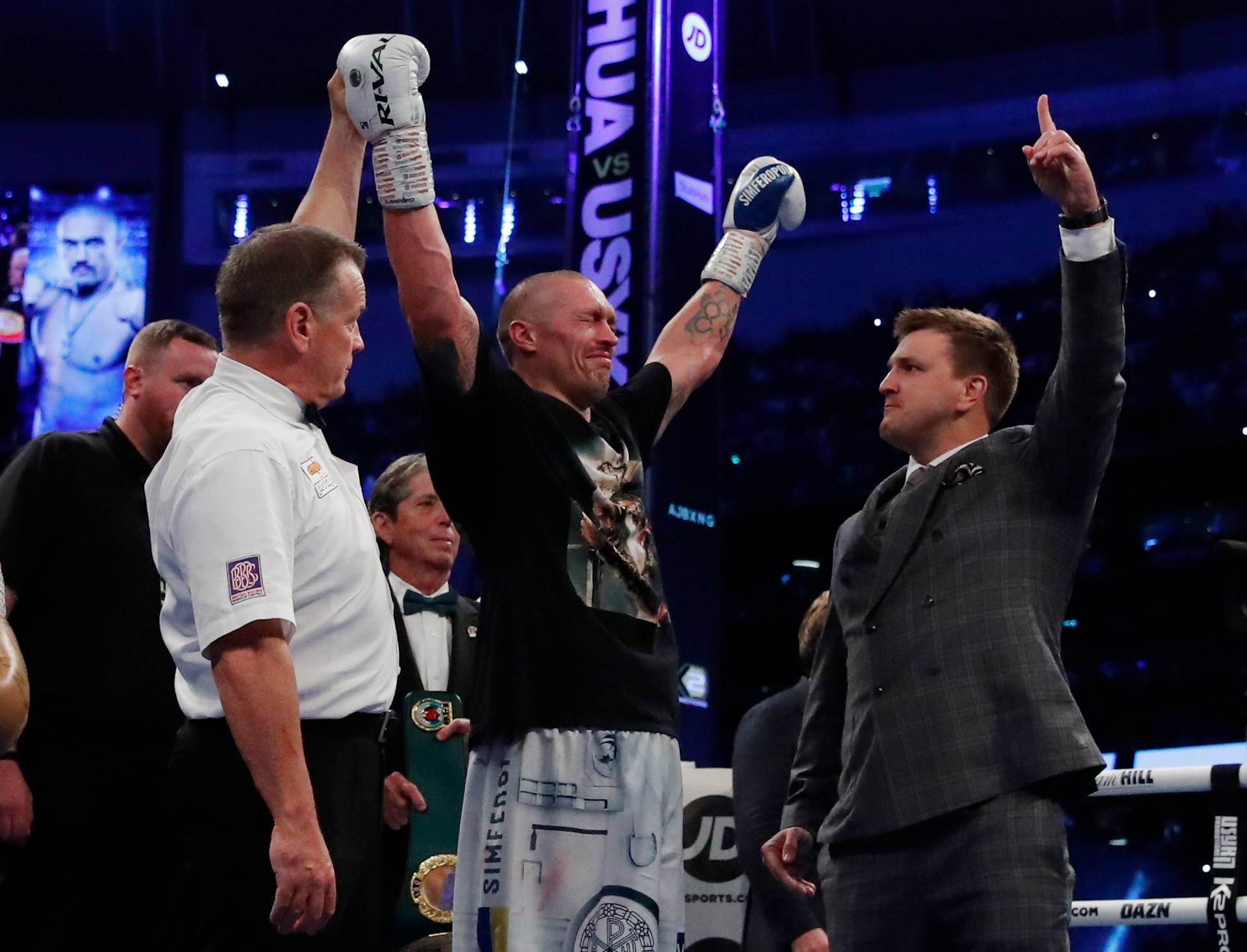 Усик отримав з рук Віталія Кличко символічний пояс за версією WBC