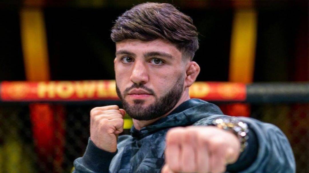Топового російського бійця UFC усунули на тривалий термін за бійку з фанатом