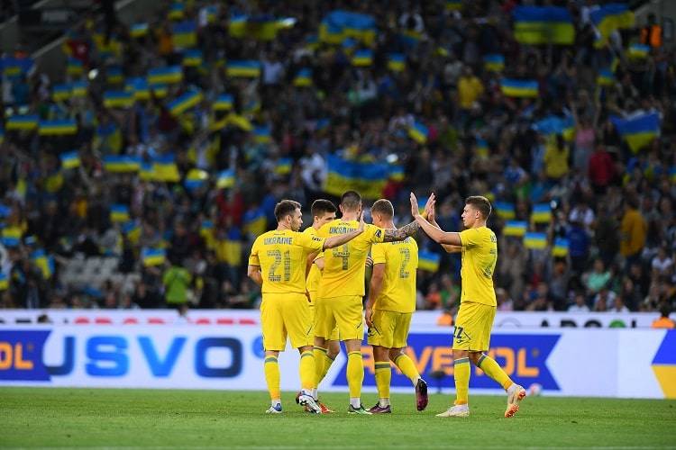 Збірна України завдяки голам дебютантів Мудрика та Піхальонка переграла гладбахську «Боруссію»