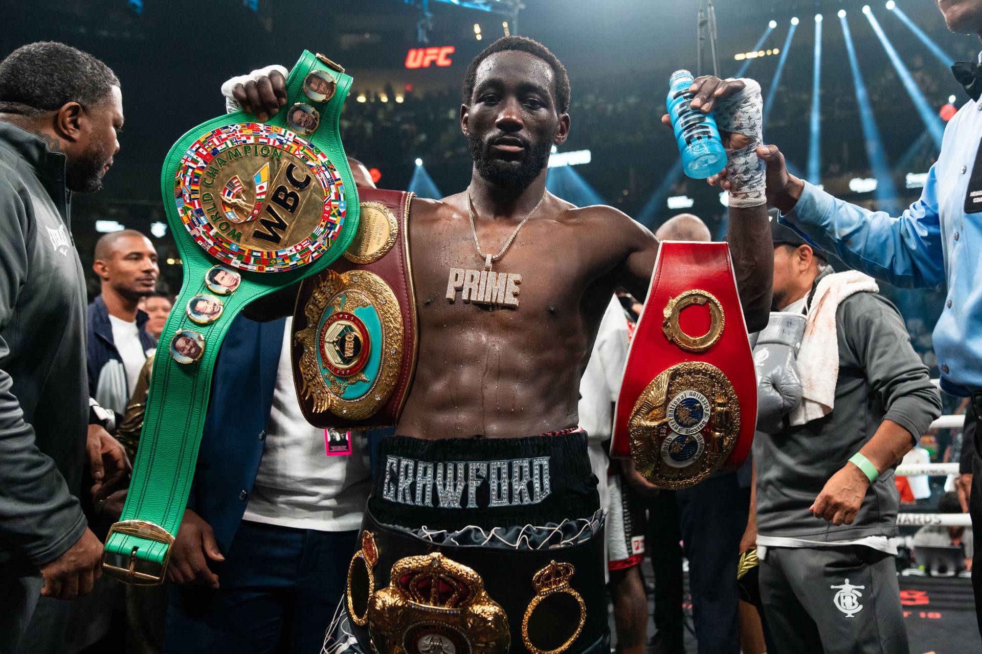 Кроуфорд отримав в подарунок від WBC Ukraine перстень, який зробив український ювелір
